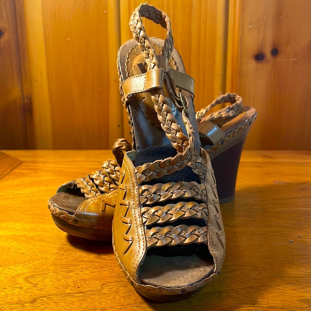Report Vintage y2k Full leather upper with wood wedge heel. Made in Brazil.